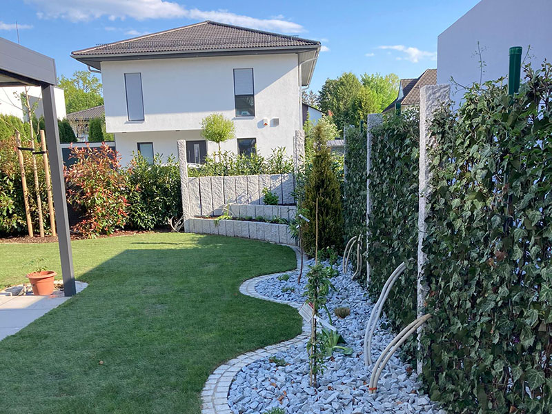 Garten_quer_mit-rollrasen_granitschotter_bepflanzung